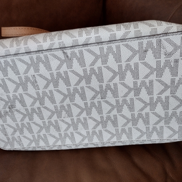 Michael Kors Large Monogrammed Tote - Picture 6 of 6